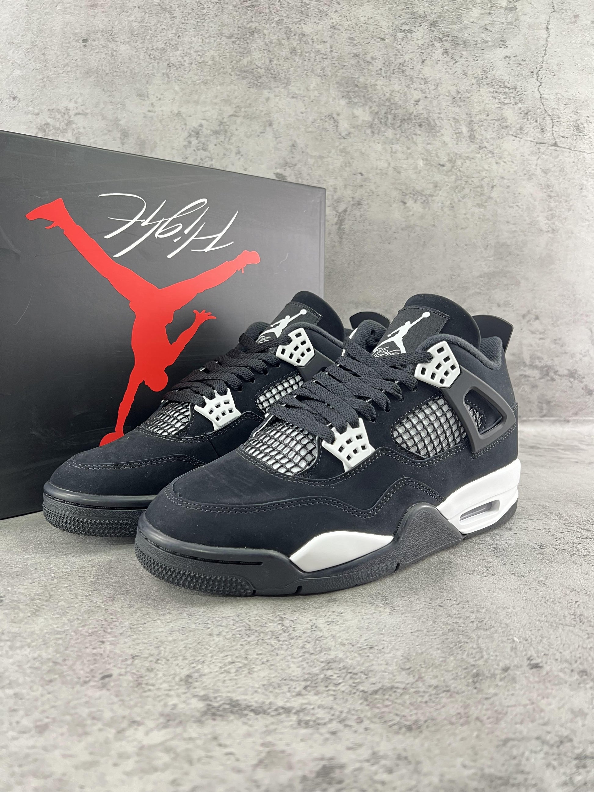 Air Jordan 4 "White Thunder"