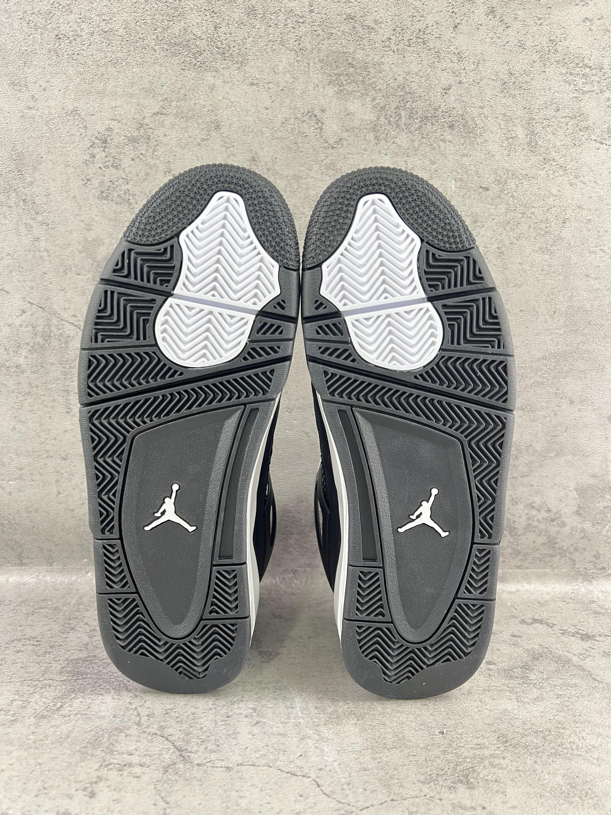 Air Jordan 4 "White Thunder"